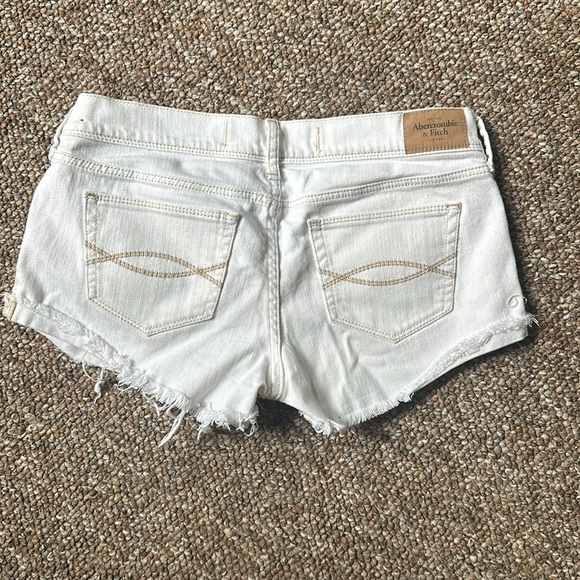 Abercrombie & Fitch white jean cut off shorts size 2/26 in great condition - Picture 4 of 4